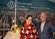 Het Rotterdam Food Cluster verzorgt de promotie voor regio Rotterdam met 8000 bedrijven in de foodsector. De regio is het compleetste bedrijvencluster in de wereld. Rotterdam Food Cluster wil dit verhaal graag uitdragen. Sharon Janmaat en Nick van den Berg.